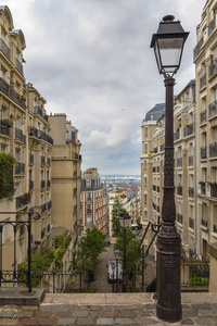 蒙马特山上巴黎舒适的街道之一。 法国