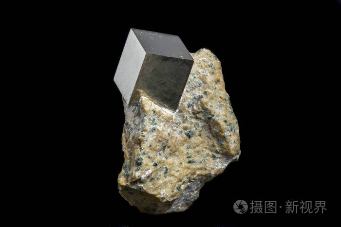 黑背景上的大黄铁矿矿物石