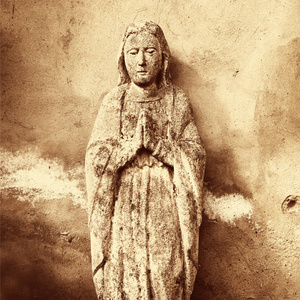 圣母玛利亚雕像作为爱和善良的象征古雕像