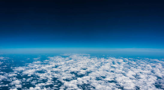在云层之上。 高飞行和近边缘的空间视野在35000英尺。 看着飞机的窗户。