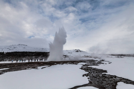 间歇泉，有时被称为大间歇泉，是冰岛西南部金圈的间歇泉