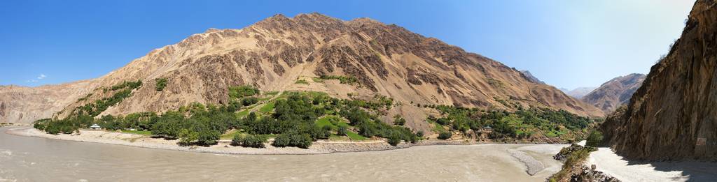 潘吉河和帕米尔山。 帕尼是阿穆达里亚河的上部，全景塔吉克斯坦和阿富汗边境戈尔诺巴达赫尚地区
