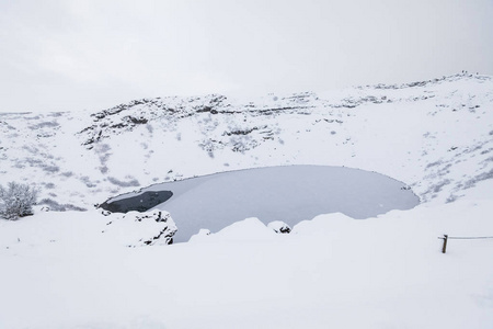 冰岛冬季雪期间克里德火山口