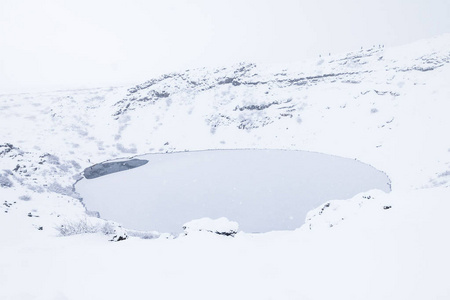 冰岛冬季雪期间克里德火山口