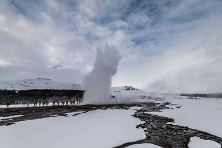 间歇泉，有时被称为大间歇泉，是冰岛西南部金圈的间歇泉