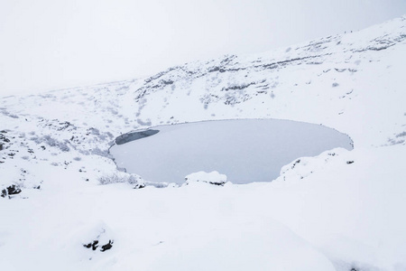 冰岛冬季雪期间克里德火山口