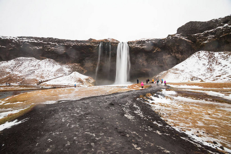 塞尔贾兰斯福斯瀑布在冬季，位于冰岛南部地区，由1号公路和通往波尔斯莫克路249号的道路右侧