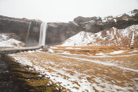塞尔贾兰斯福斯瀑布在冬季，位于冰岛南部地区，由1号公路和通往波尔斯莫克路249号的道路右侧