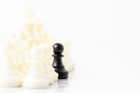 棋盘上的一组黑白棋子，白色背景下的一组棋子