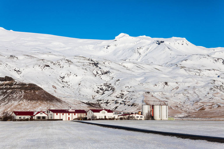 冬季雪冰期间，具有蓝天景色的Eyjafjallajokull火山
