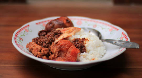 古德格传统爪哇美食来自印尼雅加达。 与米饭，鸡肉，煮熟的鸡蛋和桑贝尔，戈林，克雷塞克，炖肉，由脆牛肉皮。