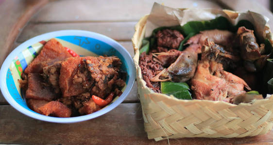 桑巴尔戈林克雷塞克和古德格。 传统爪哇牛皮辛辣炖菜来自雅加达和印尼中部爪哇。 由脆牛肉皮制成。