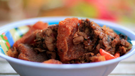 桑巴尔戈林克雷塞克。 传统爪哇牛皮辛辣炖菜来自雅加达和印尼中部爪哇。 由脆牛肉皮制成。