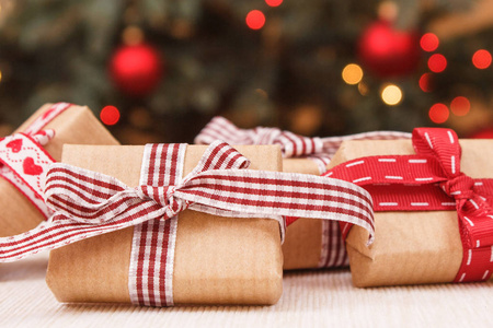 以彩带包装的礼物，以供圣诞和圣诞树之用，背景