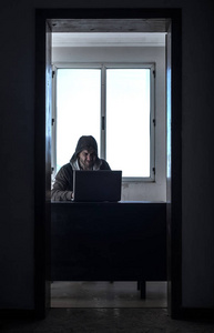 黑客在一个有照明窗户的房间里。