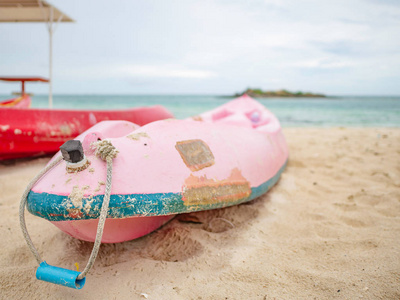 在田园诗般的海滩上的皮划艇，度假时间，夏季概念