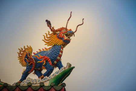 中国龙头独角兽雕像在寺庙屋顶。 中国寺庙屋顶上的麒麟或麒麟。
