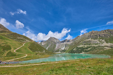 冰川湖里弗湖。 奥地利阿尔卑斯山。 蒂罗尔