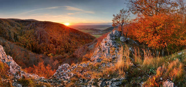 斯洛伐克山区秋季森林和岩石全景图