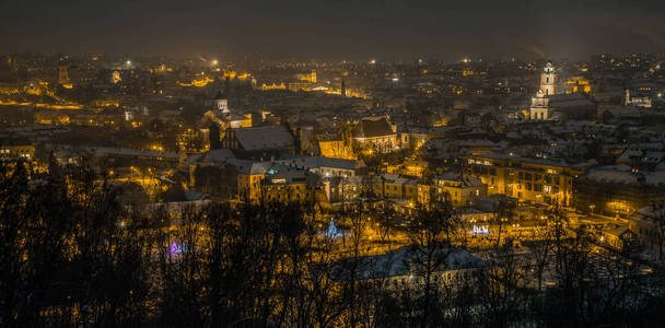 维尔纽斯老城航空全景。维尔纽斯老城夜景。立陶宛三十字山维尔纽斯老城夜景。维尔纽斯冬季老城空中全景。