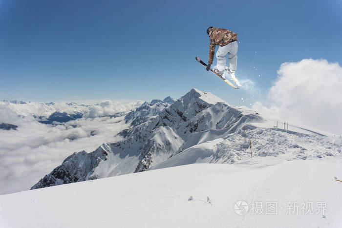 雪山上的滑雪者极端冬季运动高山滑雪
