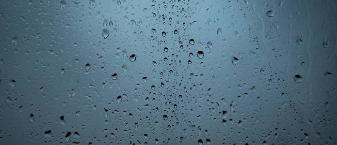玻璃上的雨滴街道上的景色模糊不清