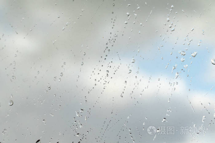 玻璃天空背景上的雨滴