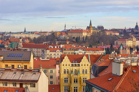捷克共和国布拉格有传统红色屋顶的房子。 上文视