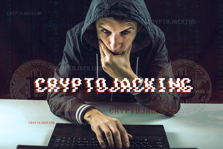 一个有着一张脸的黑客正在试图用电脑窃取加密货币。 密码劫机骗局