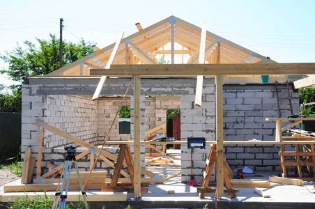 屋面施工用木框架梁木材桁架和房屋建筑加气混凝土砌块。