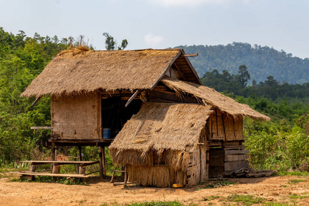 塔切克老挝2018年4月20日老挝被绿色包围的偏远农村地区的竹屋。