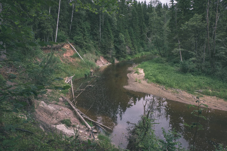 夏天森林深处的岩石溪。 塞斯附近的拉脱维亚亚马塔河