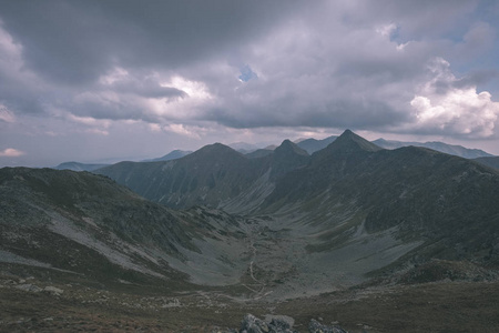 从斯洛伐克塔特拉山的巴尼科夫峰顶到美丽的山景全景，岩石景观和暴风雨多云的天空