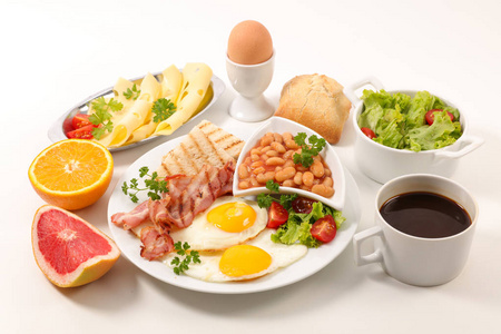 早餐包括煎蛋培根和白桌豆图片