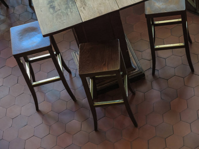 酒吧凳子和桌子视图从上面。