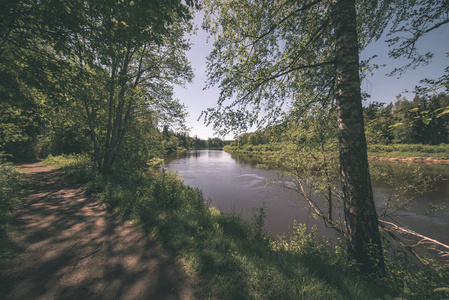 平静的河流，有树木的倒影，在科斯，拉脱维亚。高贾河