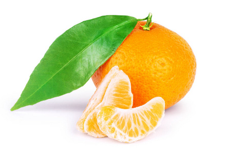 带有叶子和白色背景片的成熟橘子