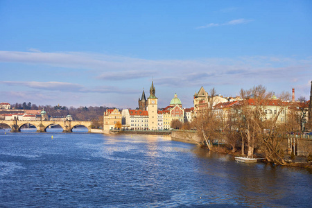 布拉格捷克共和国美丽的景色，德沃拉克河堤，伏尔塔瓦河和老城布拉格。 捷克共和国布拉格中心的全景。