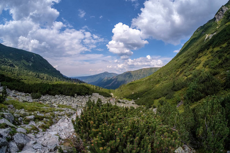 西卡帕西亚山脉有旅游徒步旅行小径。 斯洛伐克