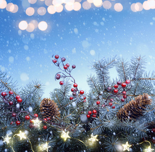 艺术圣诞树和节日灯光装饰蓝雪背景