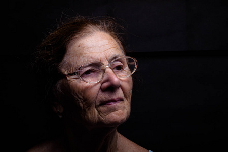 一位戴眼镜的老妇人的肖像