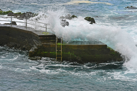 西班牙加那利岛特内里费暴风雨天气和沉重的海浪在波多黎各码头