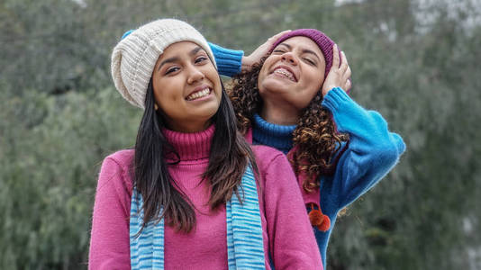 青少年西班牙裔女孩在冬天玩得开心