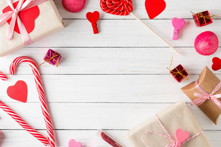 情人节背景。框架红心, 礼品盒与丝带和糖果糖果上的一个白色的木制背景, 顶部视图