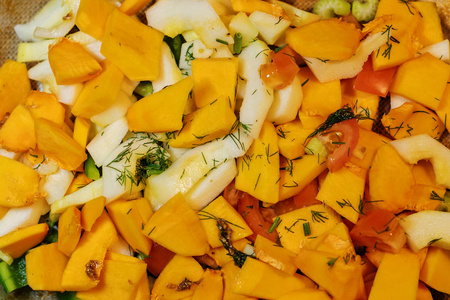 新鲜蔬菜南瓜，西红柿，胡椒.切用来做饭。 素菜。
