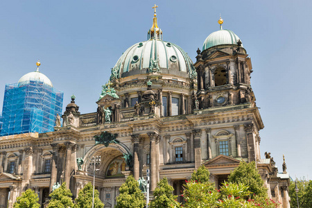 福音派新文艺复兴大教堂柏林多姆在博物馆岛晴天在柏林德国。