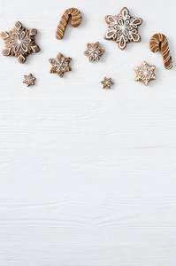 圣诞节自制姜饼饼干白色木制背景。 平躺着。 复制空间。