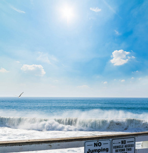 圣地亚哥太平洋海滩的波浪。 南加州