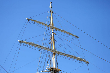 帆船在天空背景下的桅杆