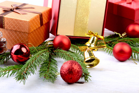 节日快乐。新年或圣诞节的装饰与礼品盒, 蜡烛和球。贺卡
